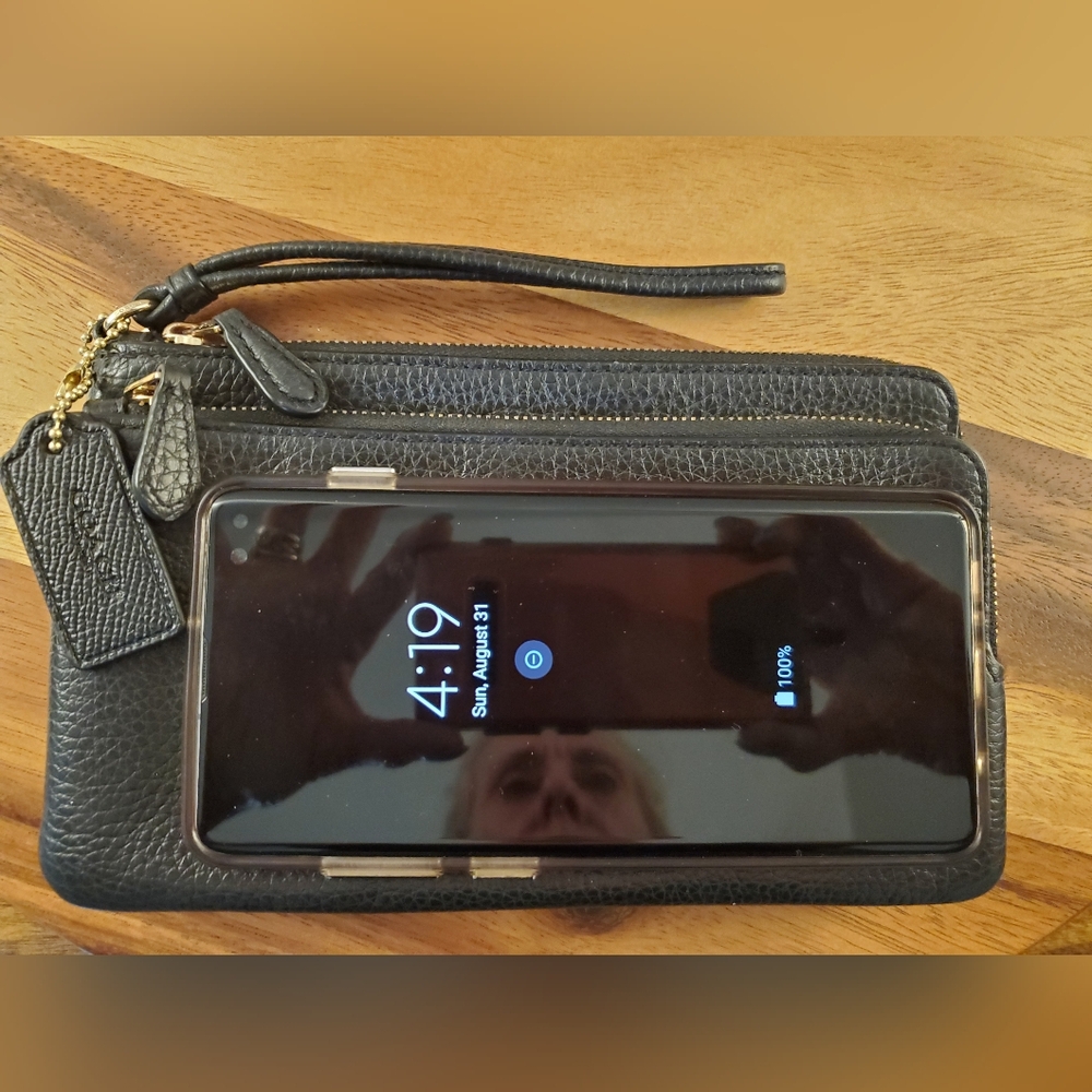 COACH CELL PHONE CLUTCH IN PERFECT LIKE NEW CONDITION! - Picture 2 of 9